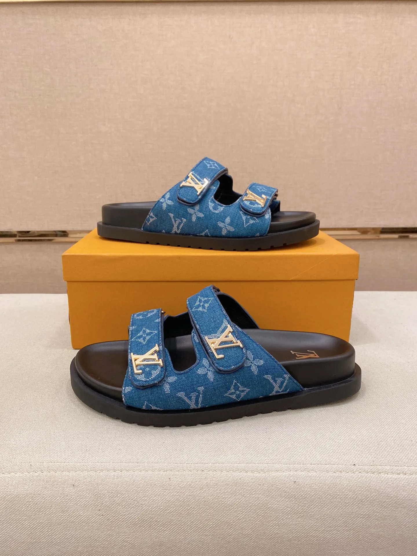 Men's shoes💰: 320💰Made by LV🔍Top purchasing agent, men's spring and summer slippers are available at the same counter. The uppers are made of cowhide imported from Italy, with logo graphics and high-quality craftsmanship. Soles: original soles specially provided by the original factory. Exclusive molded soles are super comfortable. Original goods with single order, 🔍🔍high quality, you can enter and exit the counter at will. Welcome to compare, code number 38-44. Can be customized45